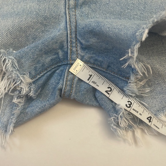 Levi's 501 shorts size 28 - Light Wash - Picture 4 of 11